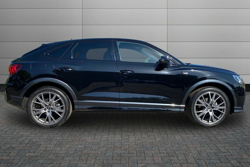 Audi Q3 1.5 Tfsi Cod 35 Black Edition Sportback Black #4