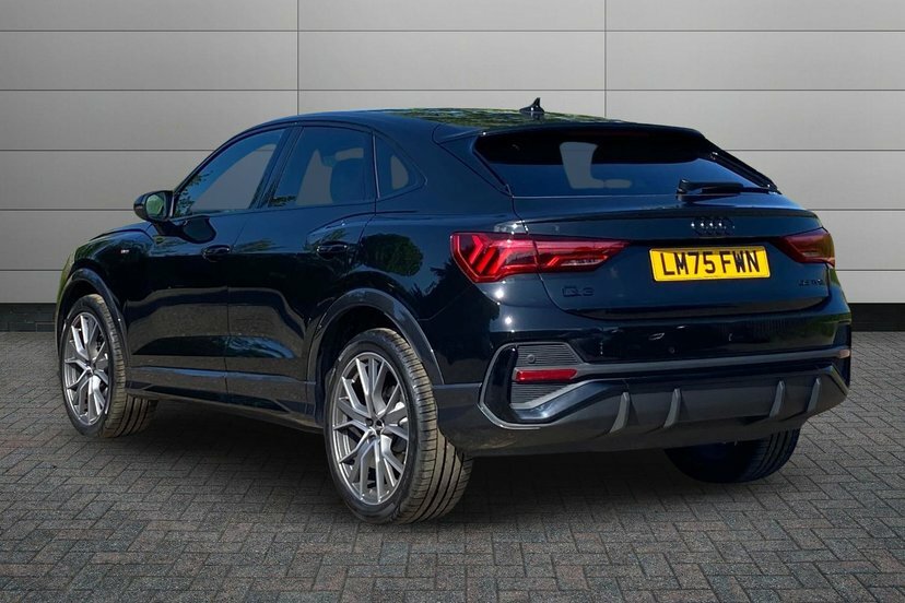 Audi Q3 1.5 Tfsi Cod 35 Black Edition Sportback Black #3