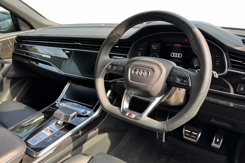 Audi Q8 e tron 3.0 Tfsie V6 55 Black Edition Suv Plug- Black #6