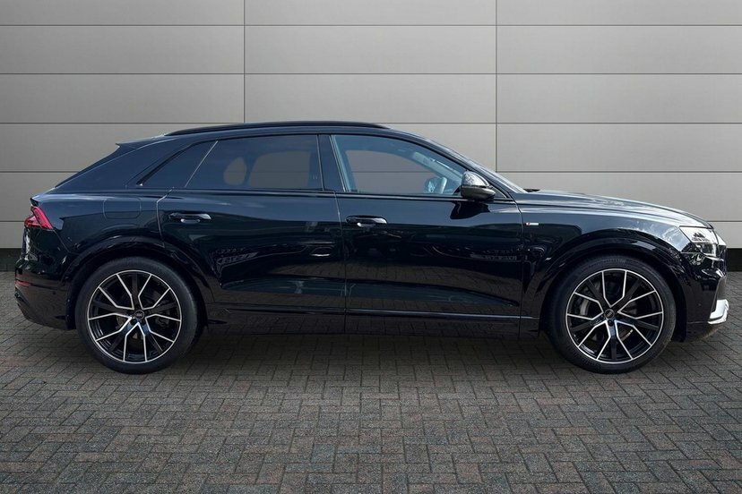 Audi Q8 e tron 3.0 Tfsie V6 55 Black Edition Suv Plug- Black #4