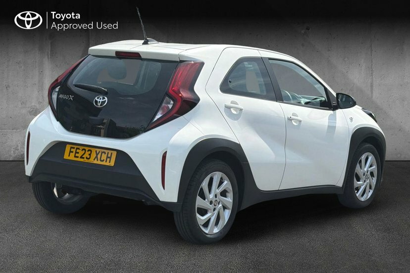 Toyota Aygo X 1.0 Vvt-i Pure Hatchback 72 Ps FE23XCH White #2