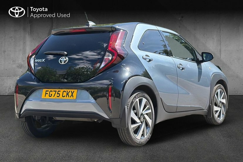 Toyota Aygo X 1.0 Vvt-i Edge Hatchback 72 Ps FG75CKX Black #2