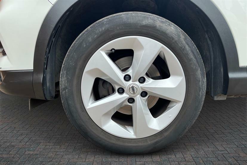 Nissan Qashqai 1.3 Dig-t Acenta Premium VE70ZNW White #5