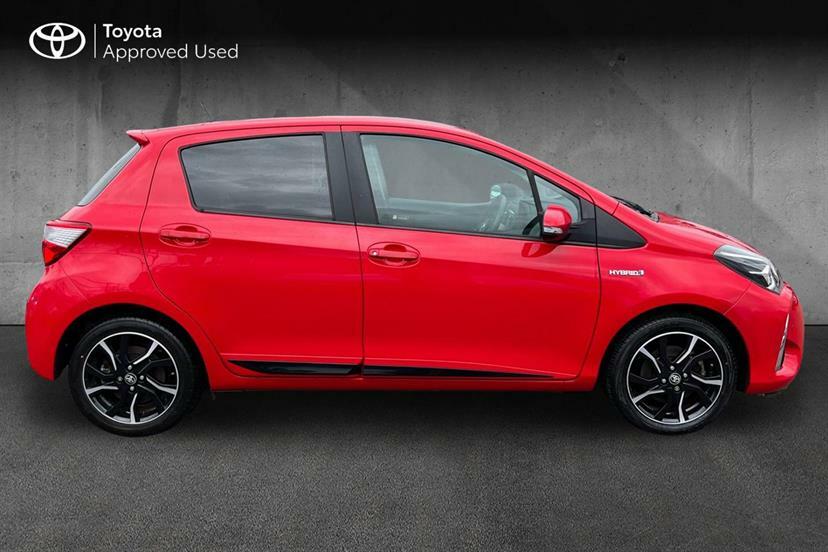 Toyota Yaris 1.5 Hybrid Design Cvt Red #4