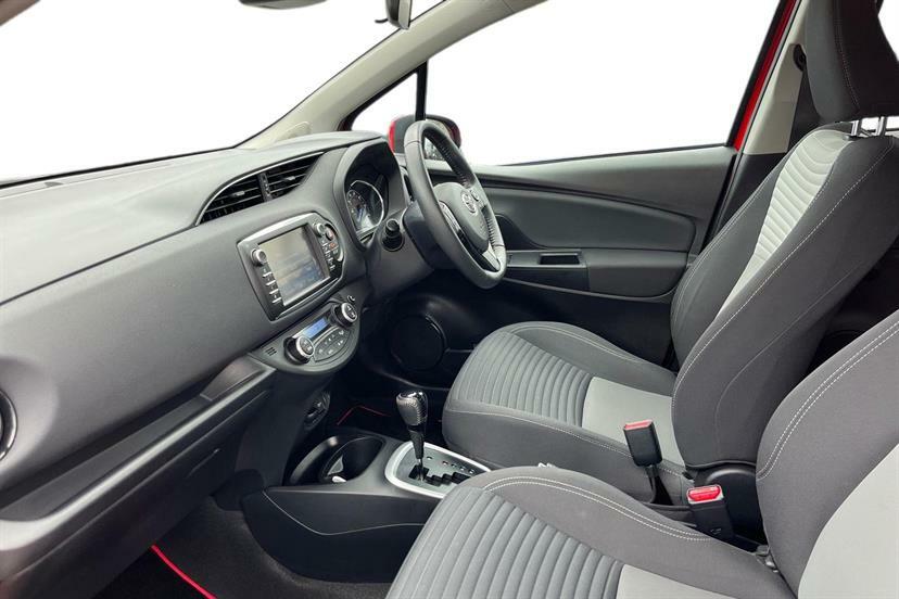 Toyota Yaris 1.5 Hybrid Design Cvt Red #2