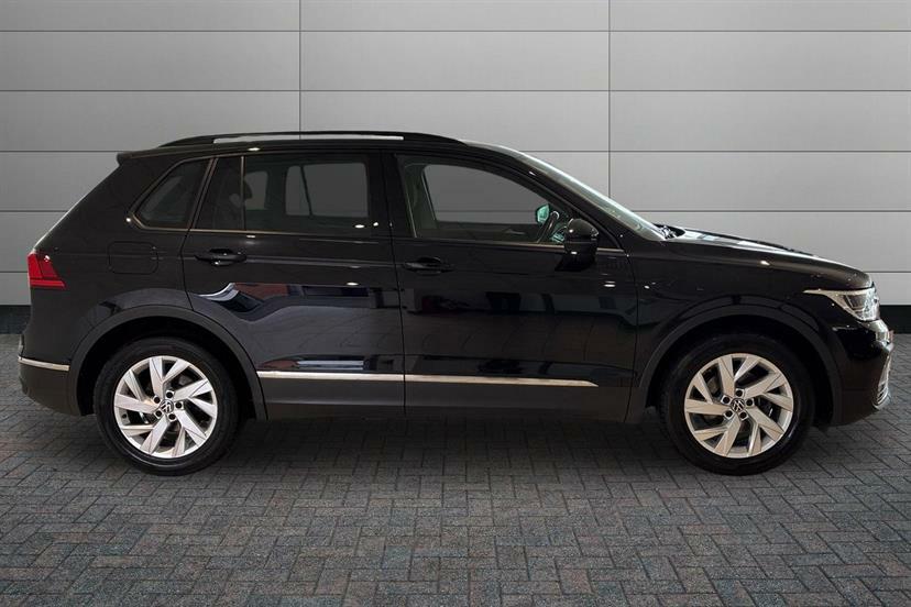Volkswagen Tiguan 1.5 Tsi 150 Life EJ22XBT Black #4