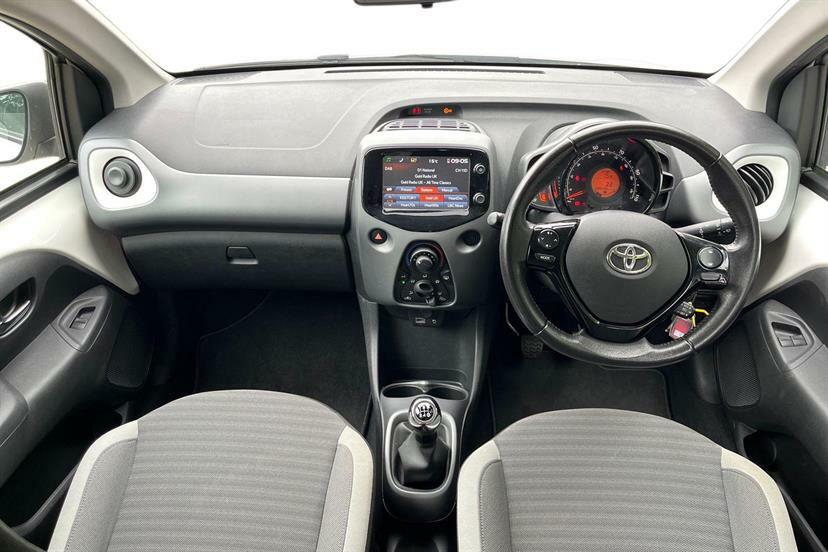 Toyota Aygo 1.0 Vvt-i X-play X-nav White #4