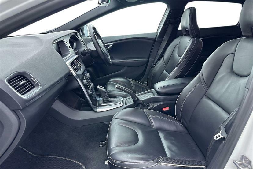 Volvo V40 D3 R Design Lux Nav Geartronic White #2