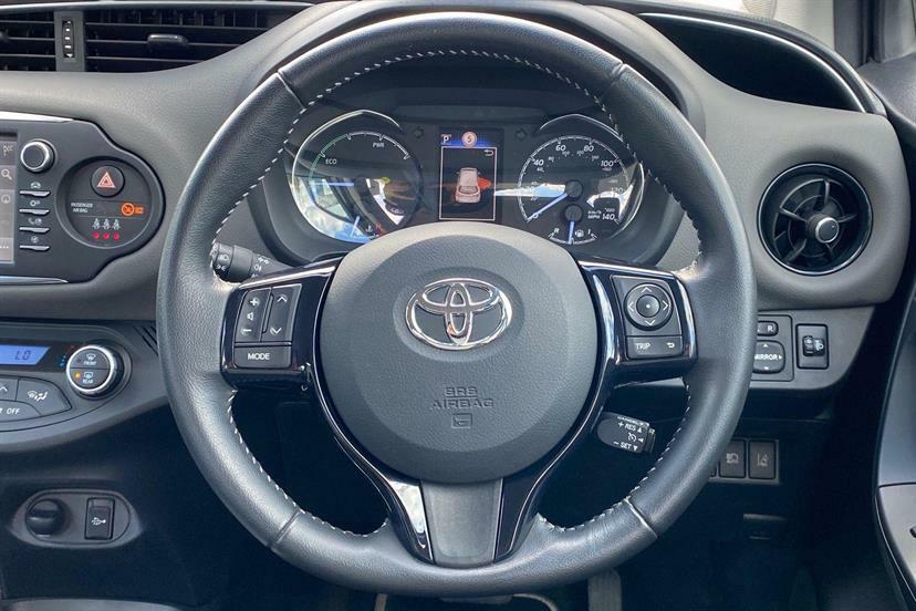 Toyota Yaris 1.5 Hybrid Icon Tech Cvt Black #6
