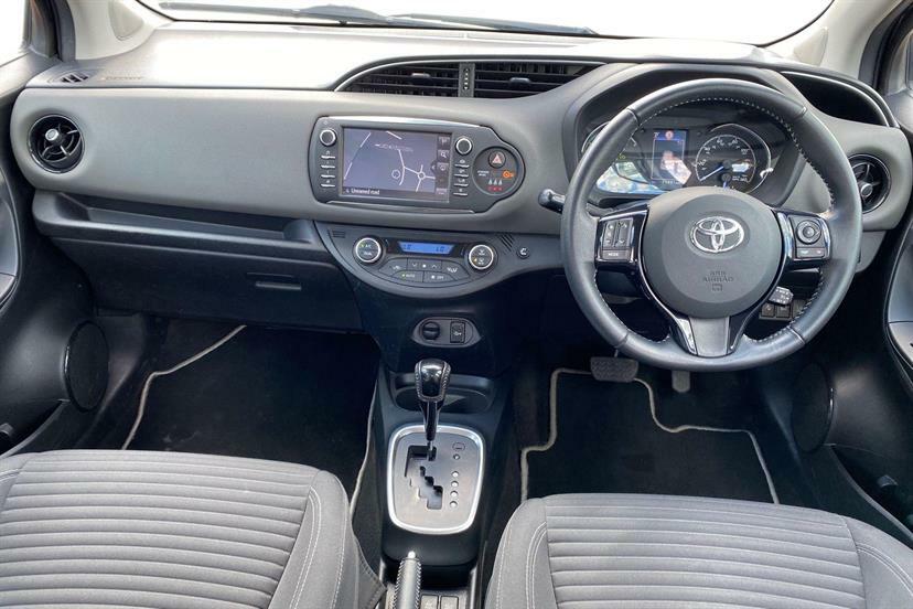 Toyota Yaris 1.5 Hybrid Icon Tech Cvt Black #4