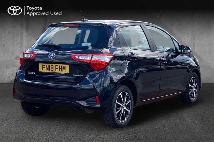 Toyota Yaris 1.5 Hybrid Icon Tech Cvt Black #2