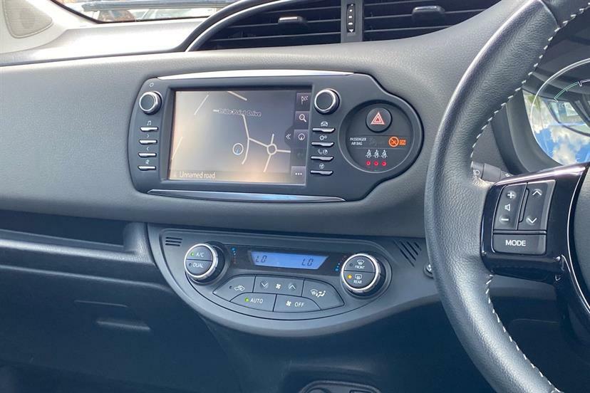 Toyota Yaris 1.5 Hybrid Icon Tech Cvt Black #5