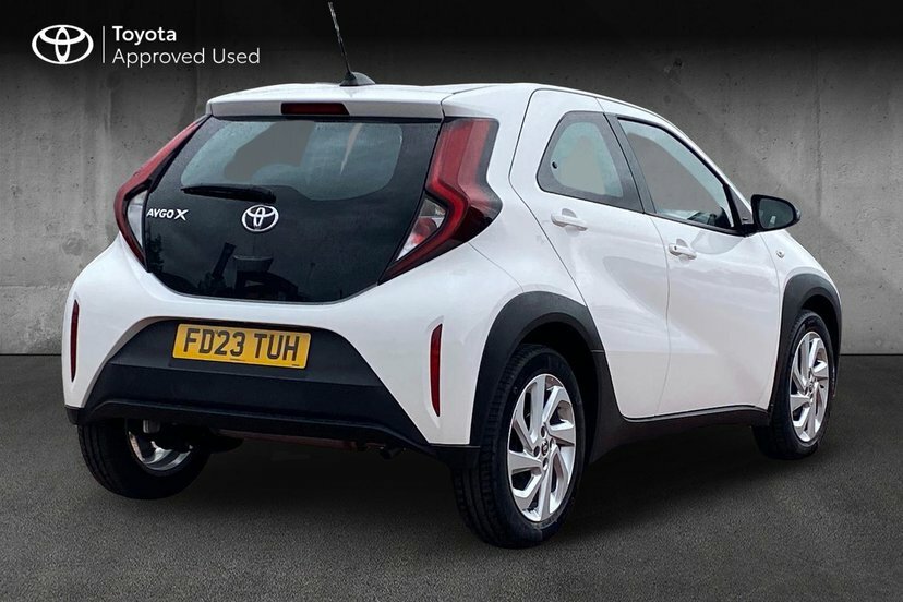 Toyota Aygo X 1.0 Vvt-i Pure Hatchback 72 Ps FD23TUH White #2