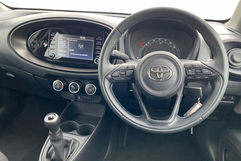 Toyota Aygo X 1.0 Vvt-i Pure Hatchback 72 Ps FD23TUH White #6