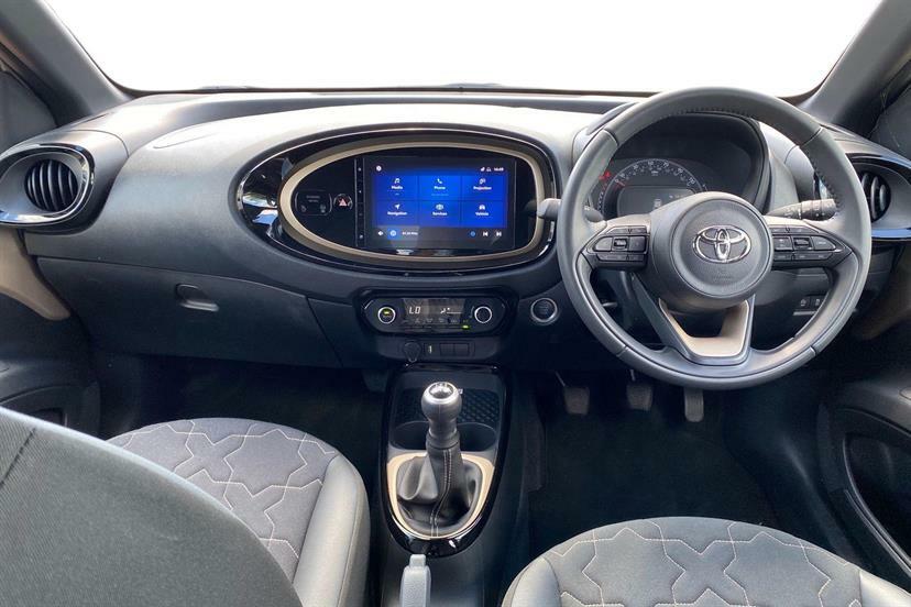 Toyota Aygo X 1.0 Vvt-i Exclusive FE24YPJ Beige #5