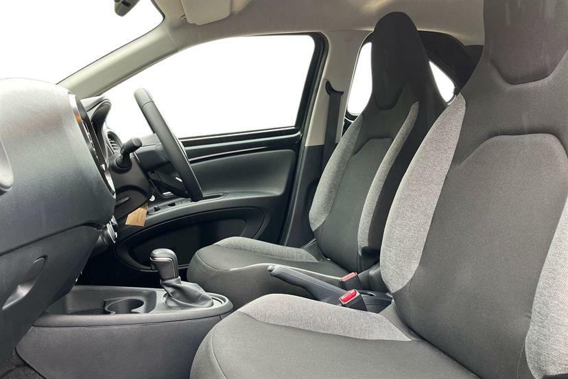 Toyota Aygo X 1.0 Vvt-i Pure FV73YKB Black #2