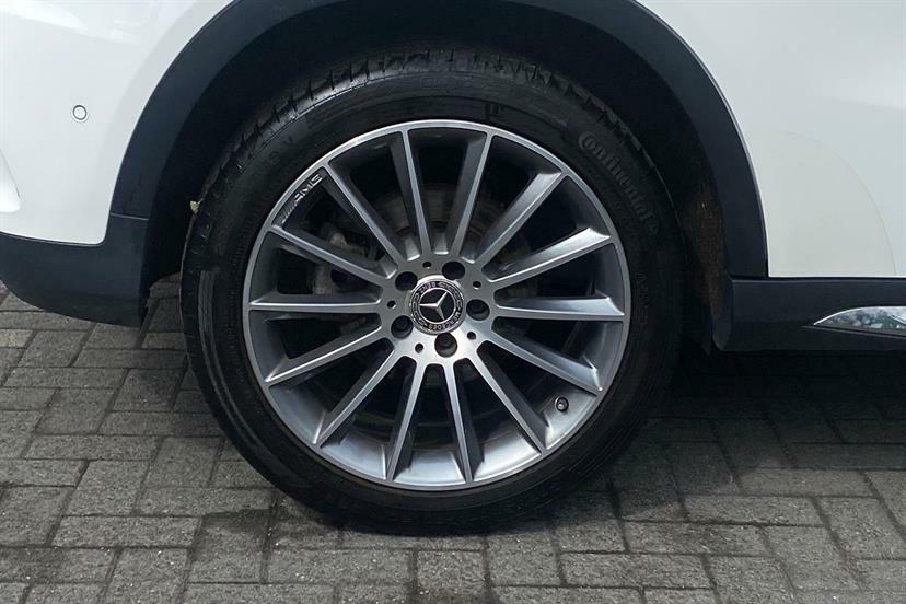 Mercedes-Benz GLA Class 180 Amg Line Edition DK69SUV White #4
