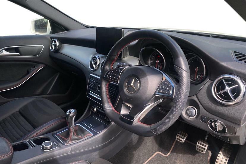 Mercedes-Benz GLA Class 180 Amg Line Edition DK69SUV White #5