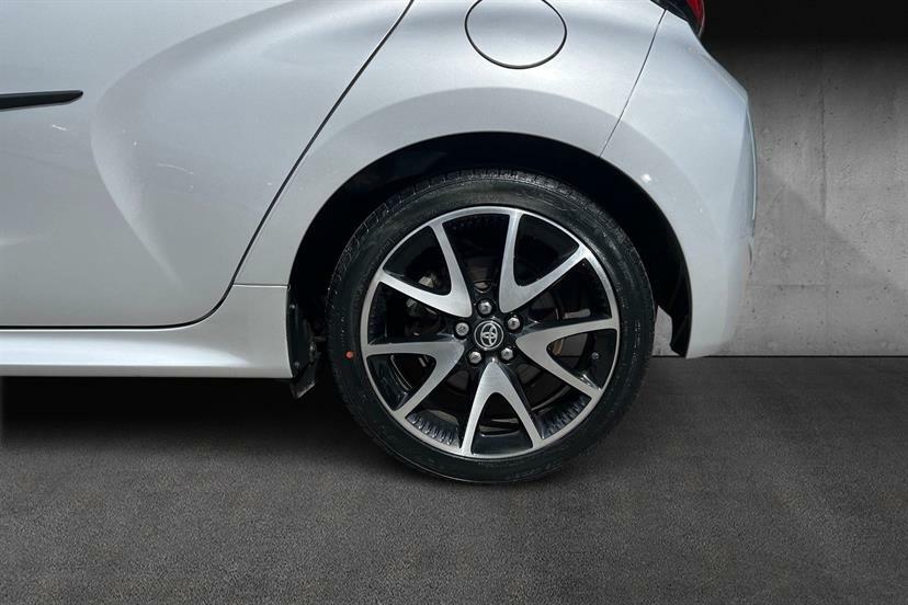 Toyota Yaris 1.5 Hybrid Dynamic Cvt Silver #5