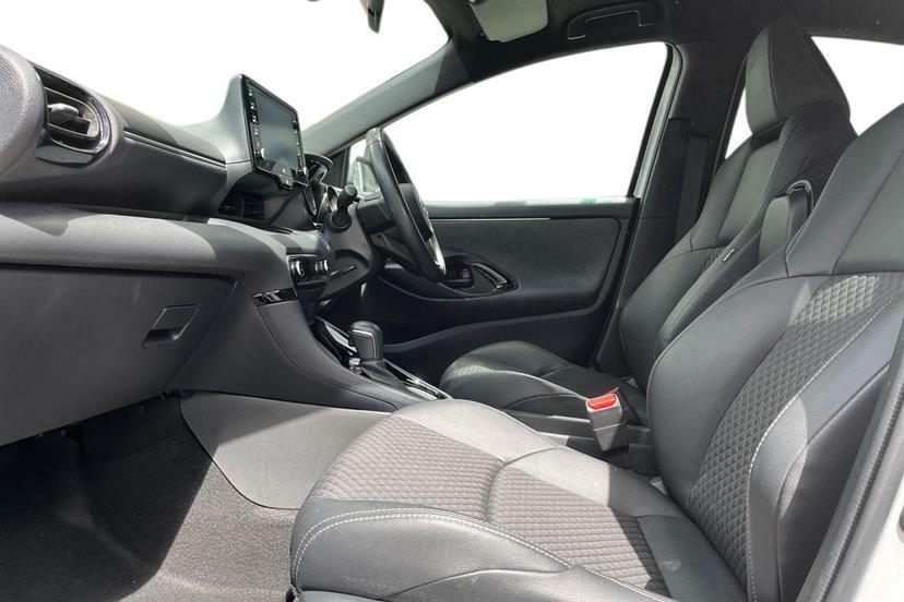 Toyota Yaris 1.5 Hybrid Dynamic Cvt Silver #2