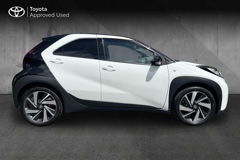 Toyota Aygo X 1.0 Vvt-i Edge Parking GF24DZW Black #4