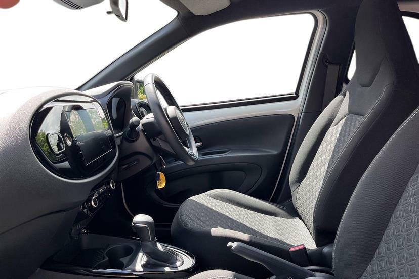 Toyota Aygo X 1.0 Vvt-i Edge Parking GF24DZW Black #2