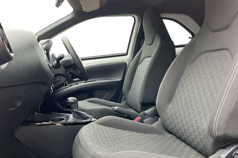 Toyota Aygo X 1.0 Vvt-i Edge Parking GF74VYZ Black #2