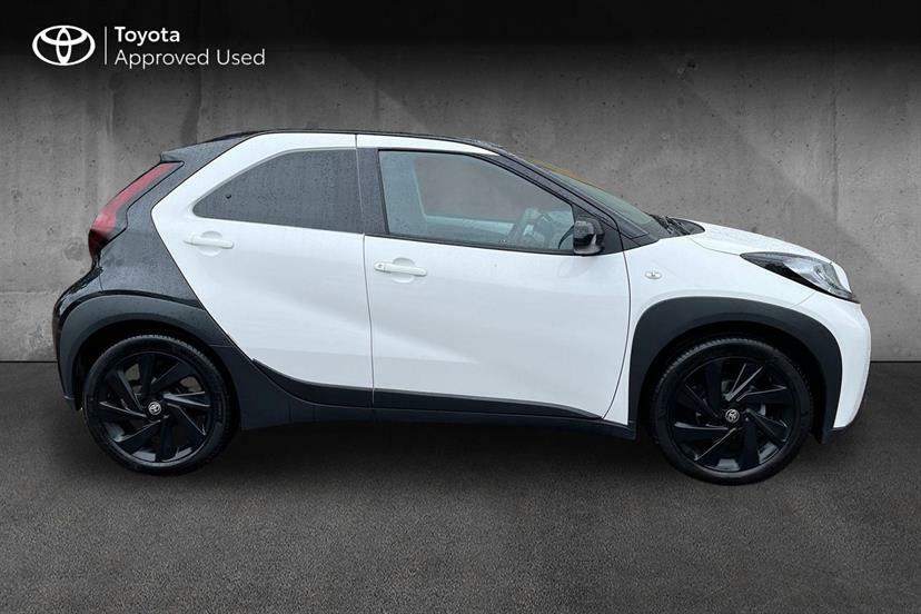 Toyota Aygo X 1.0 Vvt-i Edge Parking GF74VYZ Black #4