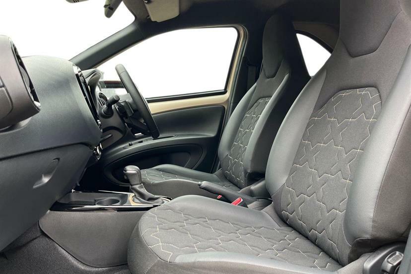 Toyota Aygo X 1.0 Vvt-i Exclusive LO23RXJ Black #2