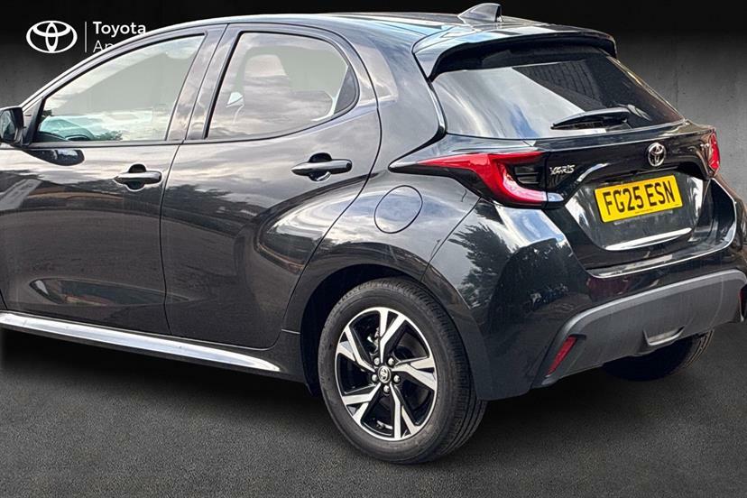 Toyota Yaris 1.5 Hybrid Design Cvt Black #4