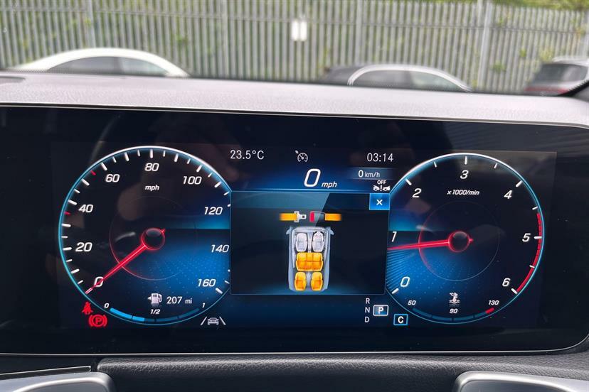 Mercedes-Benz GLB Class 220D 4Matic Amg Line Premium 8G-tronic KP23ZGM White #5