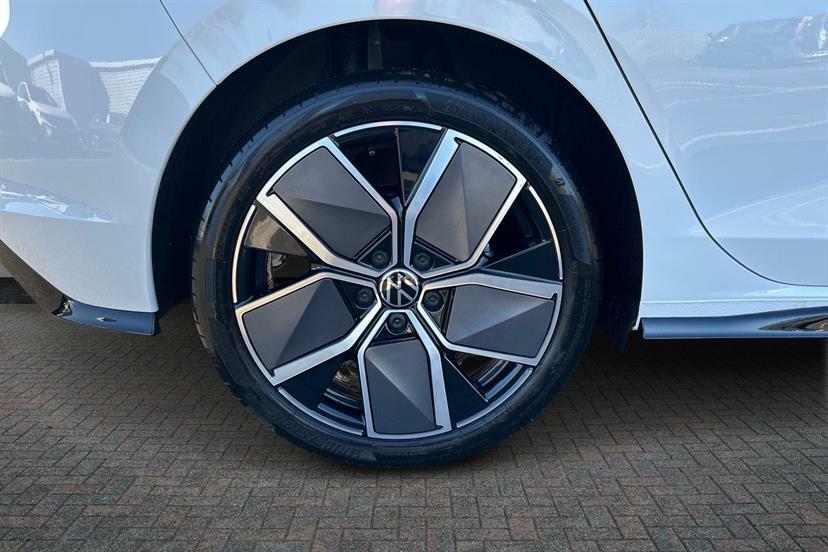 Volkswagen Golf 2.0 Tdi 150 Black Edition Dsg EY26ORJ White #5