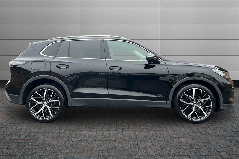 Volkswagen Tiguan 1.5 Etsi 150 Elegance Dsg LX26TXL Black #4