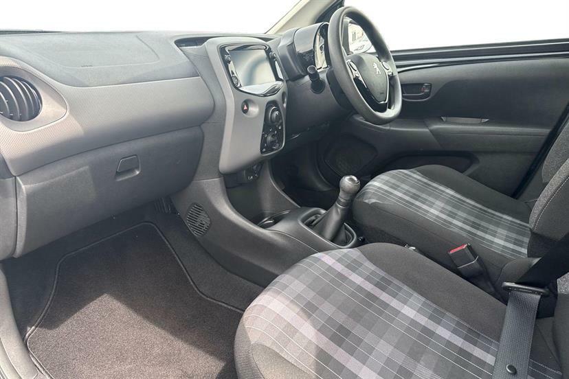 Peugeot 108 1.0 72 Active Black #2