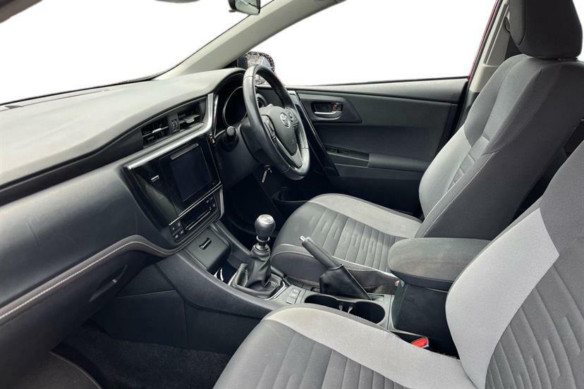 Toyota Auris 1.2T Business Edition Tss Red #2