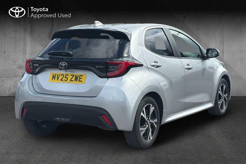 Toyota Yaris 1.5 Hybrid Design Cvt Silver #2