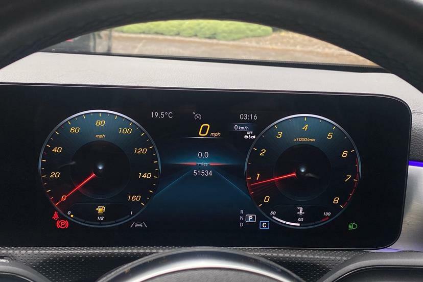 Mercedes-Benz CLA Class 200 Amg Line Executive Tip White #6