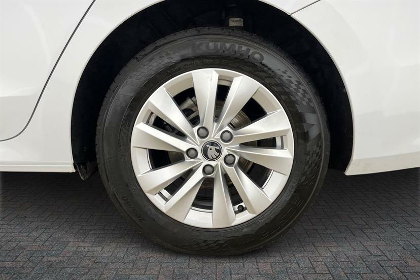 Skoda Octavia 1.5 Tsi Se Technology White #5