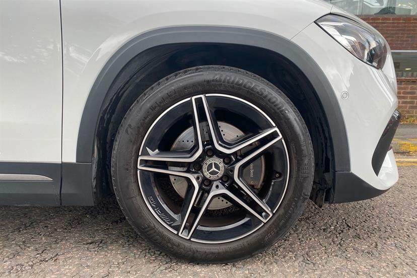 Mercedes-Benz GLA Class 200 Amg Line Premium White #4