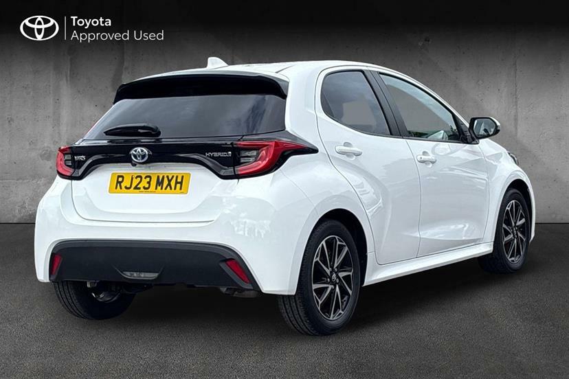 Toyota Yaris 1.5 Hybrid Design Cvt White #2