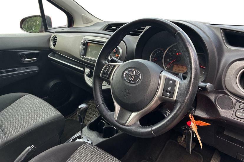 Toyota Yaris Icon 1.5Cvt Tg Red #6