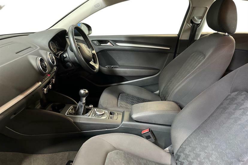 Audi A3 1.6 Tdi Ultra 110 Se Technik Blue #2