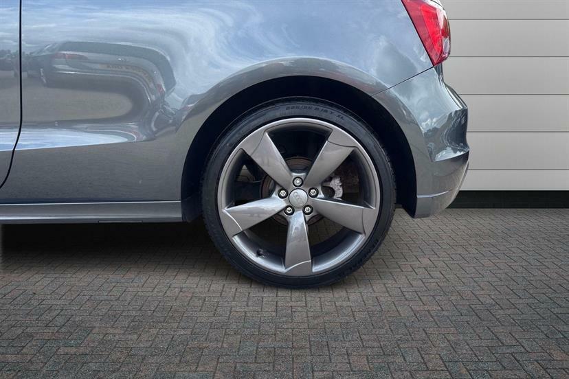 Audi A1 2.0 Tdi Black Edition Grey #4