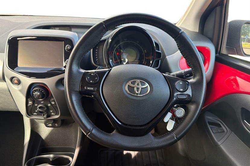 Toyota Aygo 1.0 Vvt-i X-play X-shift Red #6