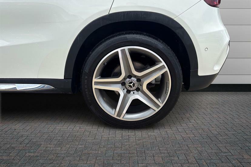 Mercedes-Benz GLA Class 200 Amg Line Premium White #4