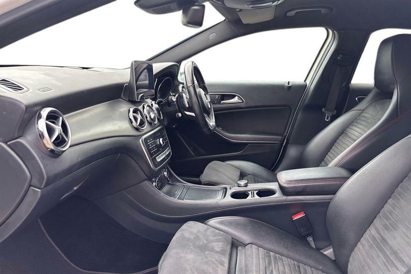 Mercedes-Benz GLA Class 200 Amg Line Premium White