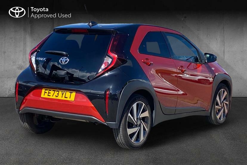 Toyota Aygo X 1.0 Vvt-i Edge Red #2