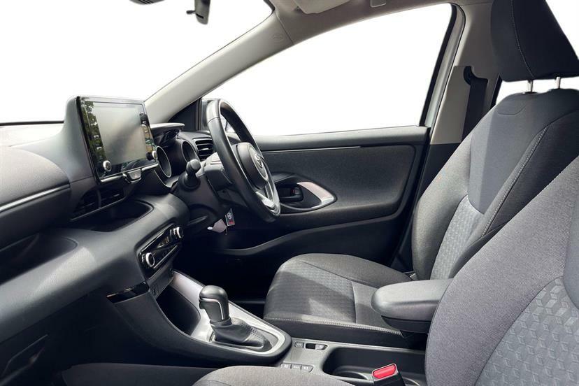 Toyota Yaris 1.5 Hybrid Design Cvt White #2