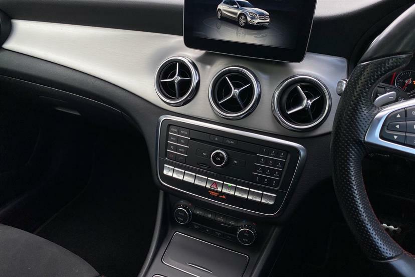 Mercedes-Benz GLA Class Gla 200D Se White #24