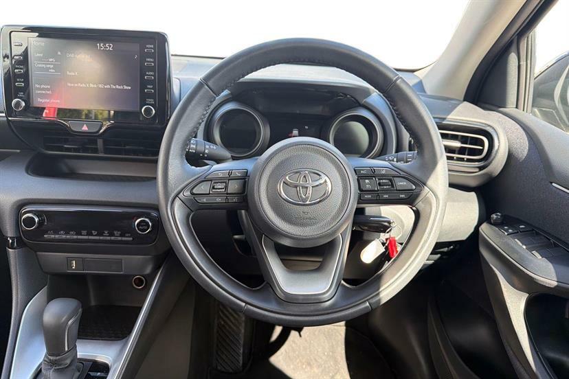Toyota Yaris 1.5 Hybrid Design Cvt Black #6